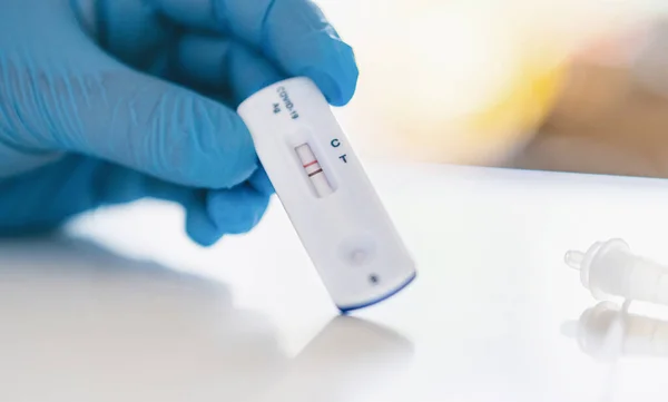 Man Använder Snabb Antigen Test Kit Snabbtest Antigen Ett Screeningverktyg — Stockfoto