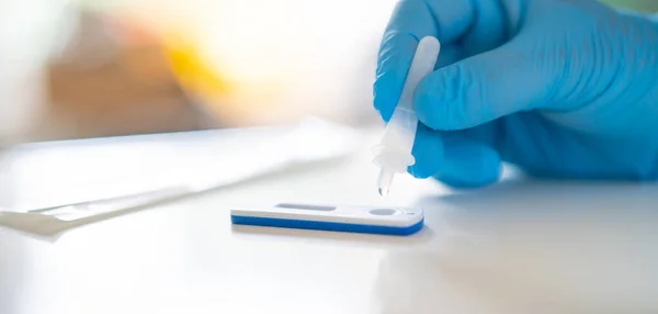 Man Använder Snabb Antigen Test Kit Snabbtest Antigen Ett Screeningverktyg — Stockfoto