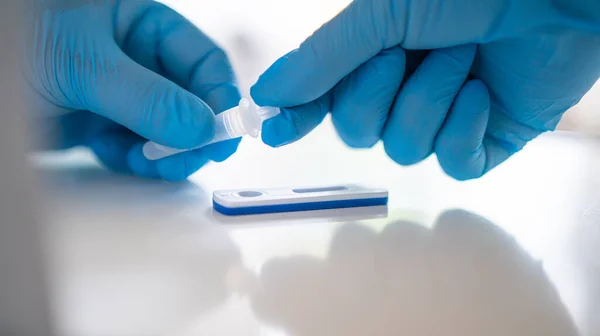 Man Använder Snabb Antigen Test Kit Snabbtest Antigen Ett Screeningverktyg — Stockfoto