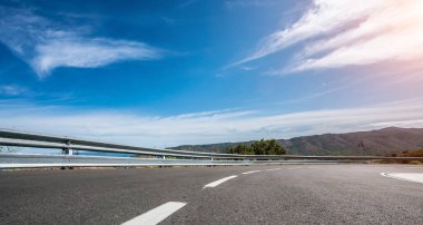 Güzel parlak güneş ışınları ile yaz aylarında dağlar ufuk içine Akdeniz deniz kıyısı yol - geniş açı panorama atış