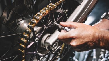 Tamirci tamirhanede Motosiklet üzerinde çalışıyor. Tamir servisi. otantik yakın çekim