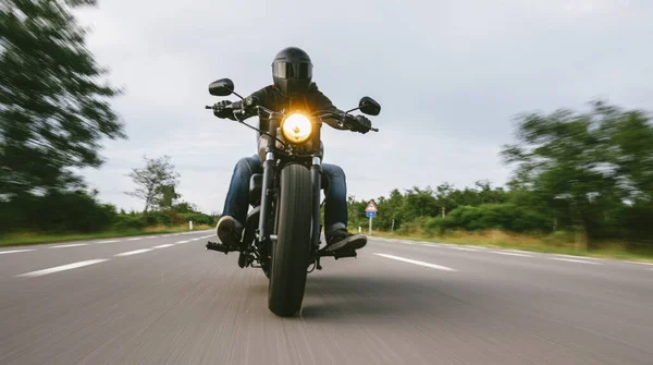 Мотоцикл Дороге Едет Быстро Веселиться Пустом Шоссе Мотоцикле Копирайт Вашего — стоковое фото