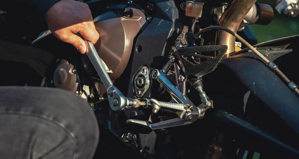 Mechaniker Bei Der Arbeit Motorrad Der Mechanik Werkstatt Reparaturservice Authentische — Stockfoto