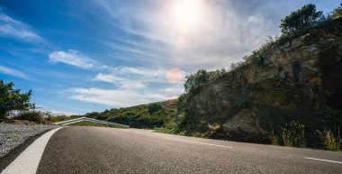 Güzel parlak güneş ışınları ile yaz aylarında dağlar ufuk içine Akdeniz deniz kıyısı yol - geniş açı panorama atış