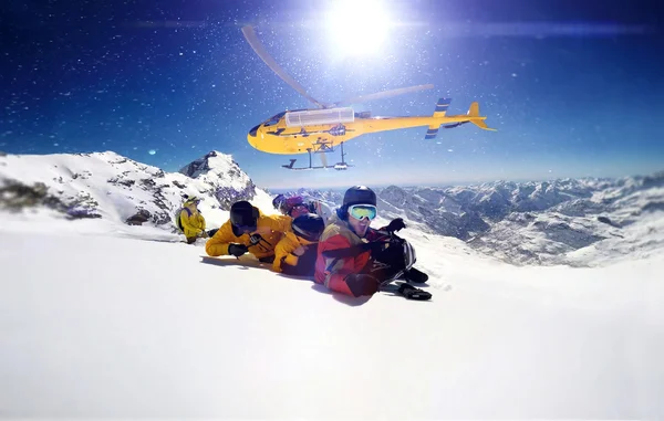 Heli-boarding plezier op de top van de berg selfie schot — Stockfoto