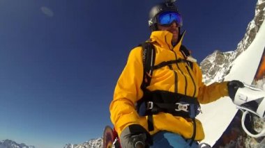 Snowboard ile yürüyen adam