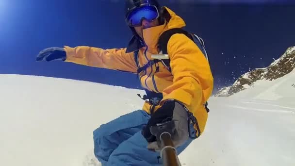 Człowiek jazda na snowboardzie — Wideo stockowe