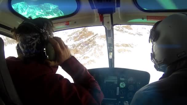 Mannen in helikopter cabine — Stockvideo