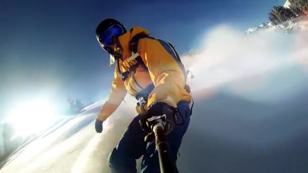 Homme chevauchant sur snowboard — Video