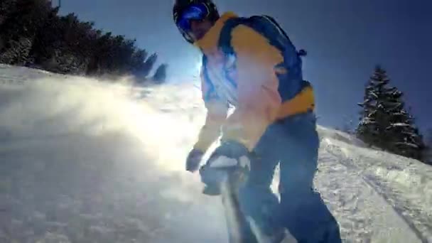 Человек на сноуборде — стоковое видео