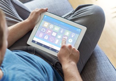 Apple ipad 4 kullanan adam