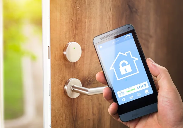 Hombre con aplicación de seguridad para el hogar inteligente — Foto de Stock