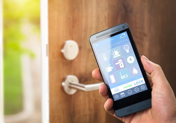 Adam akıllı ev güvenlik uygulaması ile