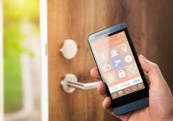 Άνθρωπος με έξυπνη ασφάλεια σπίτι app — Φωτογραφία Αρχείου
