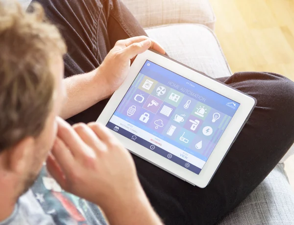 Man uses tablet PC — Stock Photo, Image