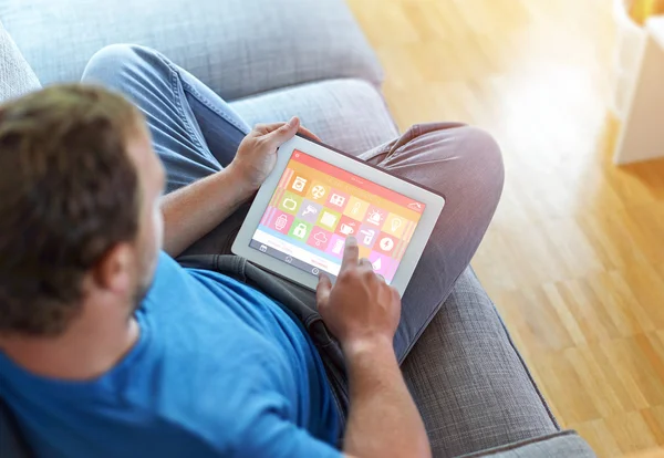 Man uses tablet PC — Stock Photo, Image