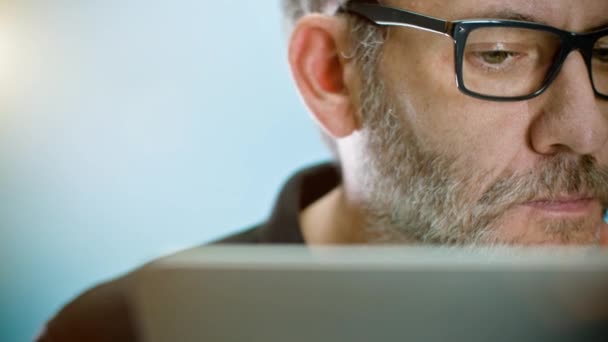 Man in glasses working on laptop — Stock Video