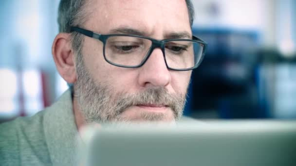 Hombre con gafas de trabajo en el ordenador portátil — Vídeos de Stock