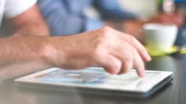 Yaratıcı iş toplantı ve tablet Pc ile adam