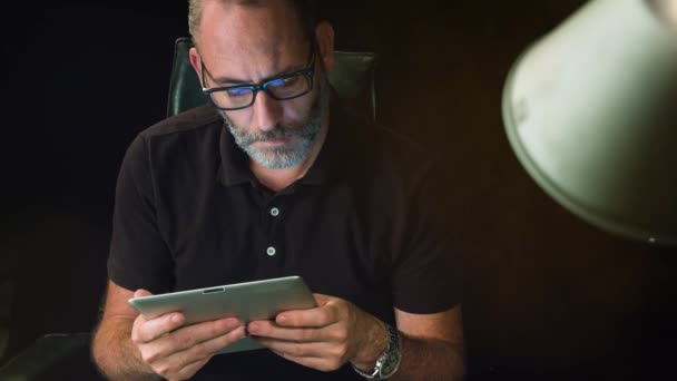 Biznesmen z jego komputera typu Tablet — Wideo stockowe