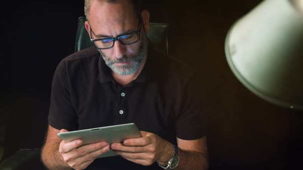 Zakenman werken met zijn Tablet Pc — Stockvideo