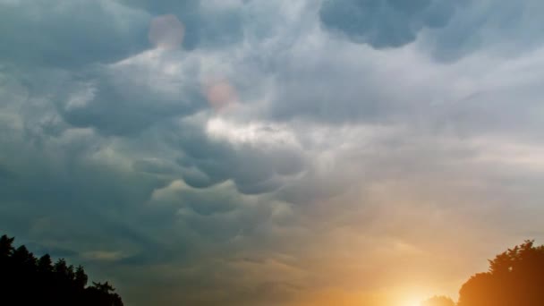 Oscuro paisaje nublado, acercándose a la tormenta masiva — Vídeo de stock