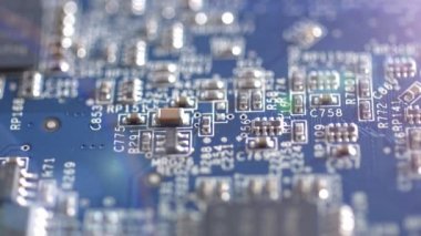 Elektrik bileşenleri ile devre kartı
