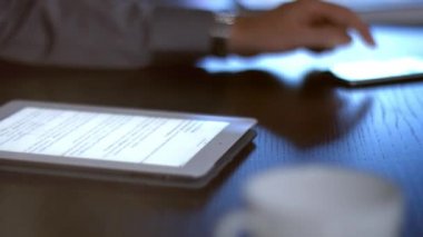 işadamı onun Tablet Pc ile çalışma
