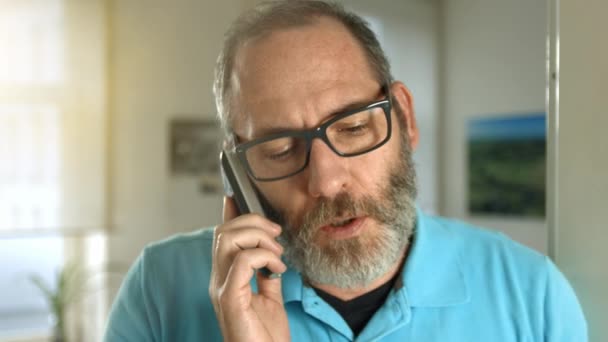 Старший разговаривает по мобильному телефону — стоковое видео