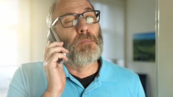 Старший разговаривает по мобильному телефону — стоковое видео
