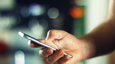 yeni telefonu kullanan adam