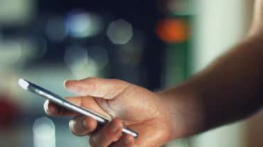 yeni telefonu kullanan adam