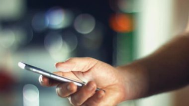yeni telefonu kullanan adam
