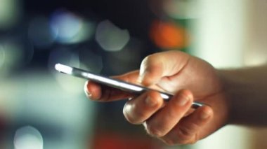 yeni telefonu kullanan adam