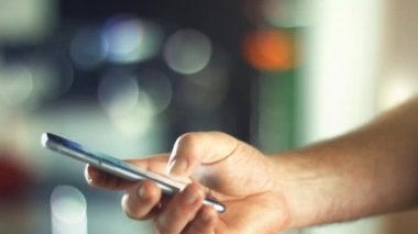 yeni telefonu kullanan adam