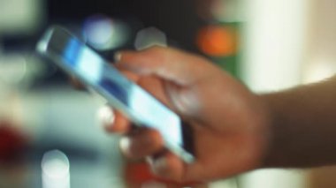 yeni telefonu kullanan adam