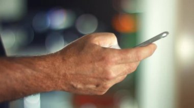 yeni telefonu kullanan adam