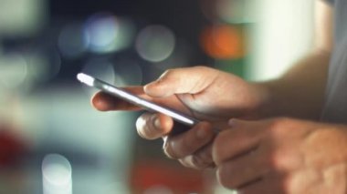 yeni telefonu kullanan adam