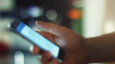 yeni telefonu kullanan adam