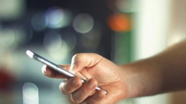 yeni telefonu kullanan adam