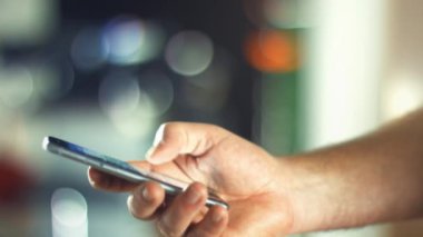 yeni telefonu kullanan adam