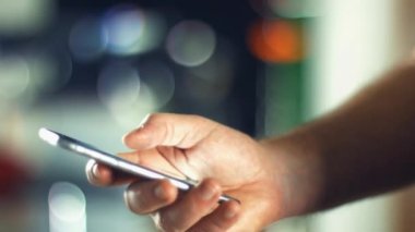 yeni telefonu kullanan adam