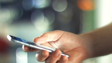 yeni telefonu kullanan adam