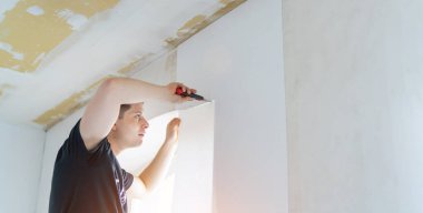 Becerikli Adam duvar kağıtları Aletlerle çalışıyor - DIY ev işi kavramı