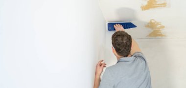 Becerikli Adam duvar kağıtları Aletlerle çalışıyor - DIY ev işi kavramı