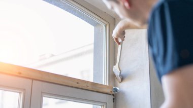 Becerikli Adam duvar kağıtları Aletlerle çalışıyor - DIY ev işi kavramı