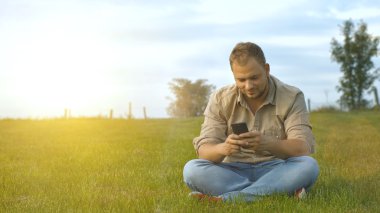 genç adam açık havada Smartphone kullanarak