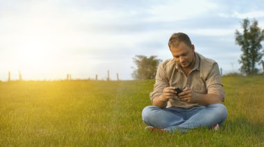 genç adam açık havada Smartphone kullanarak