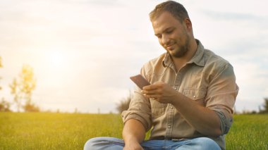 genç adam açık havada Smartphone kullanarak