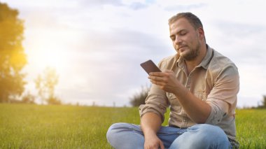 genç adam açık havada Smartphone kullanarak